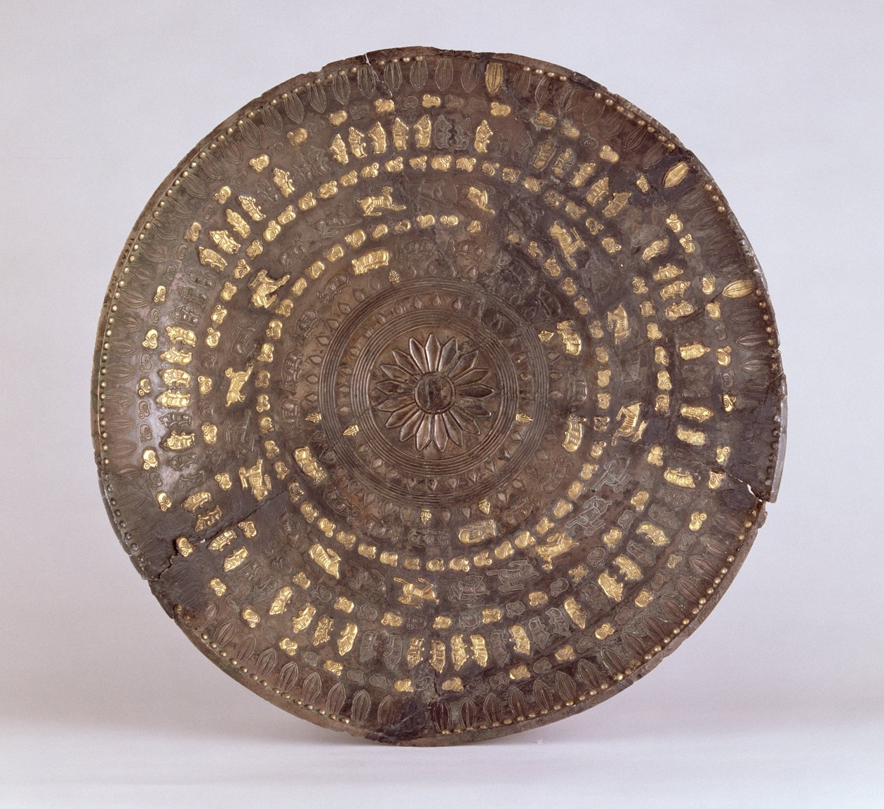 Fat med ti sirkler av skytiske motiver, fra Ziwiyeh, Iran, ca. 700-tallet f.Kr. (sølv med gullinnlegg) av Scythian