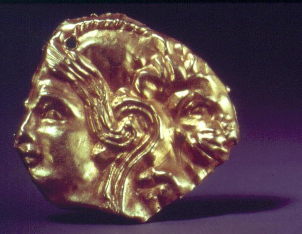 Hodet til en ungdom og løve (gull) av Scythian