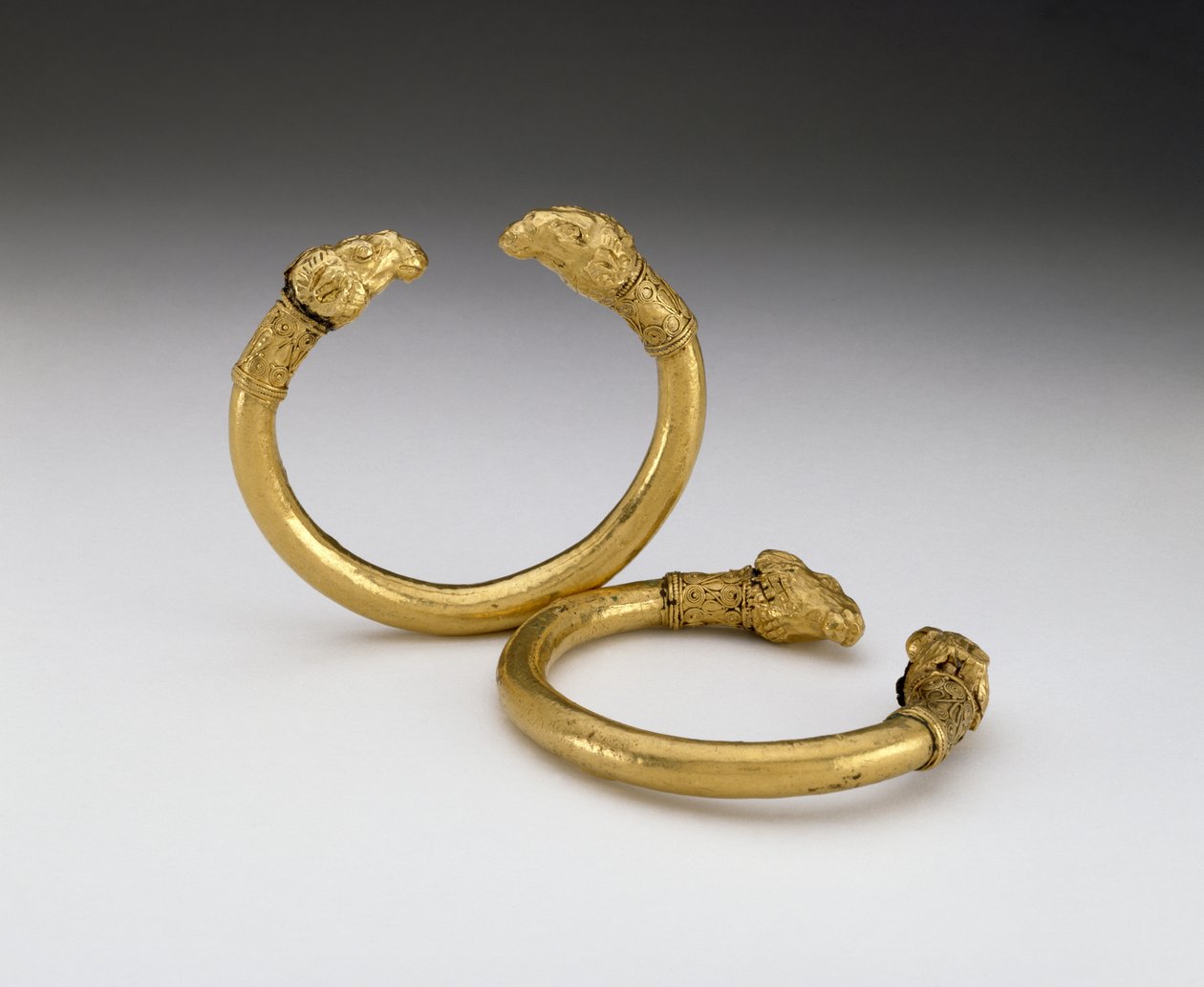 Et par armbånd med værerhodeterminaler (bronse og gull) av Scythian