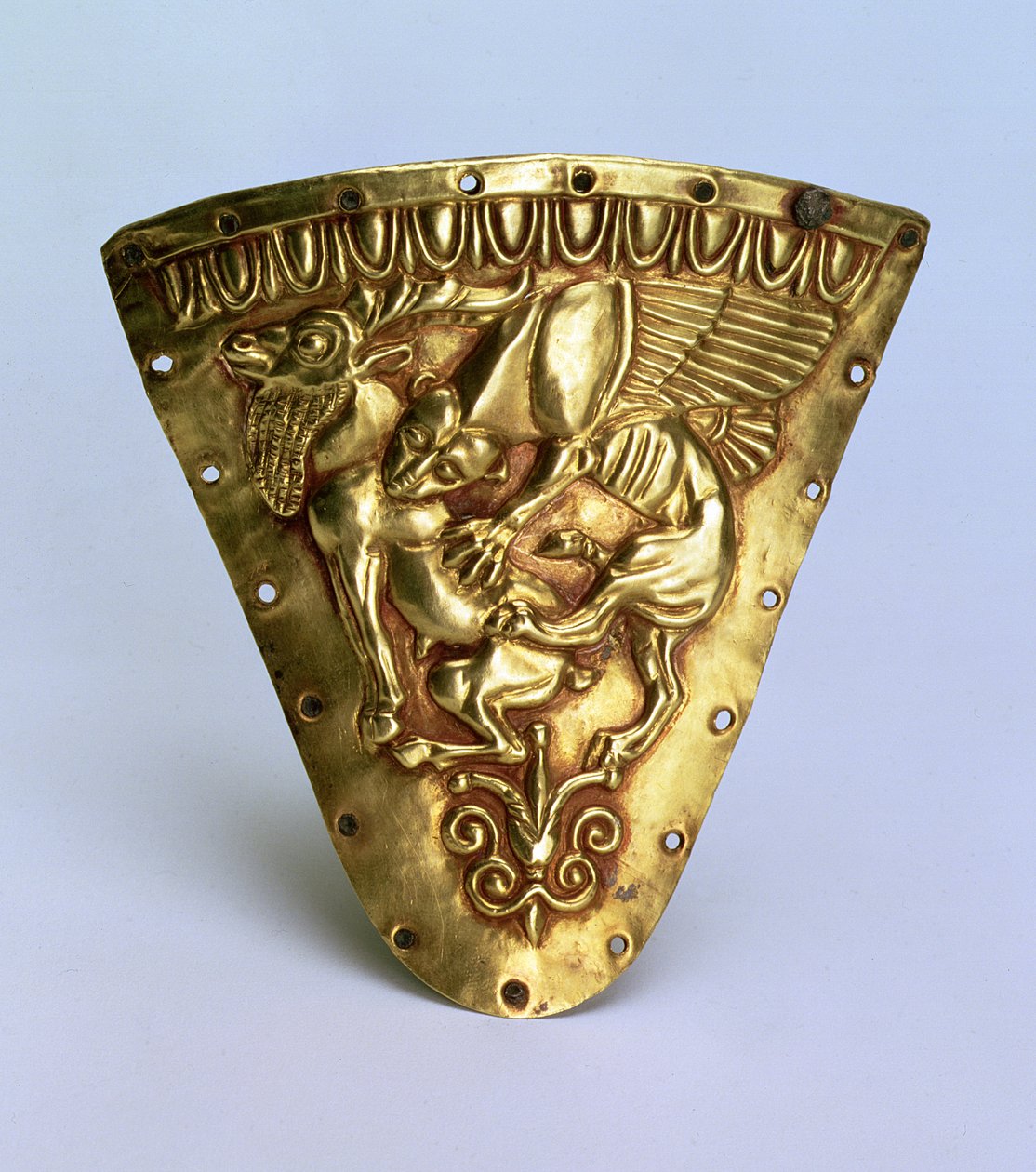 Rhyton (hornformet rituelt kar) ornament med et relieff av en fabelaktig bevinget skapning som angriper en geit, gresk-østlig stil, fra Bosporan Kingdom, midten av 500-tallet f.Kr. (gull) av Scythian