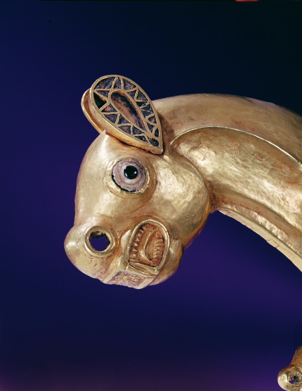 Skjoldemblem i form av en panter, 700-650 f.Kr. gull, rav og farget emaljedetalj fra 165769 av Scythian