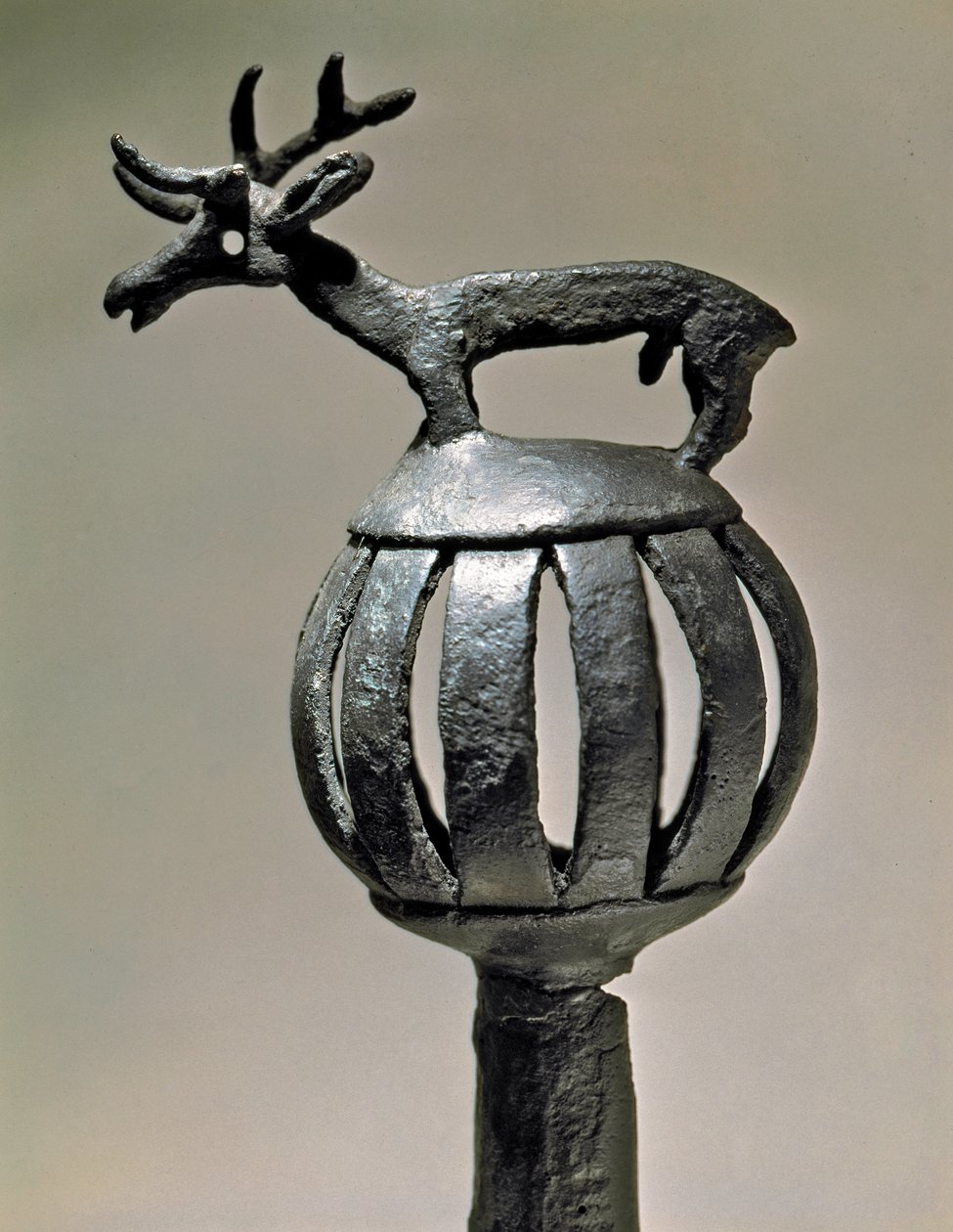 Art Scythian (Scythian sivilisasjon eller Scythia): bronsetankpynt toppet med figuren av en hjort. Gjenstand fra det 7. - 6. århundre f.Kr. St. Petersburg, Eremitagemuseet av Scythian