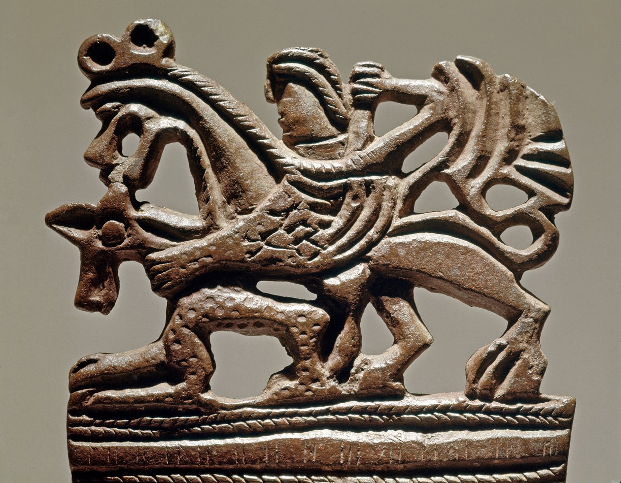 Art Scythian (skytisk eller skytisk sivilisasjon): Apollo på en griffin - 4. århundre f.Kr. - Bronsetankpynt - Eremitagemuseet, St. Petersburg av Scythian