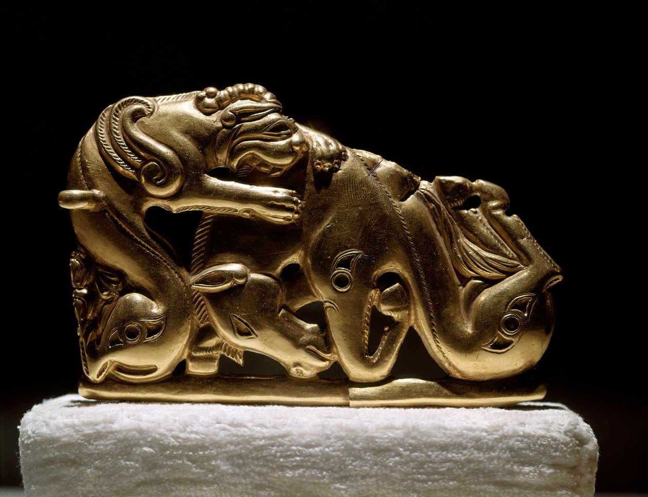 Art Scythian (Scythian eller Scythian sivilisasjon): gullbeltefibule som viser en griffin som angriper en hest. Fra Chiliktin. 5.-4. århundre f.Kr. Saint Petersburg, Hermitage Museum - Skytisk kunst (skytisk sivilisasjon): beltespenne i gull som represente av Scythian