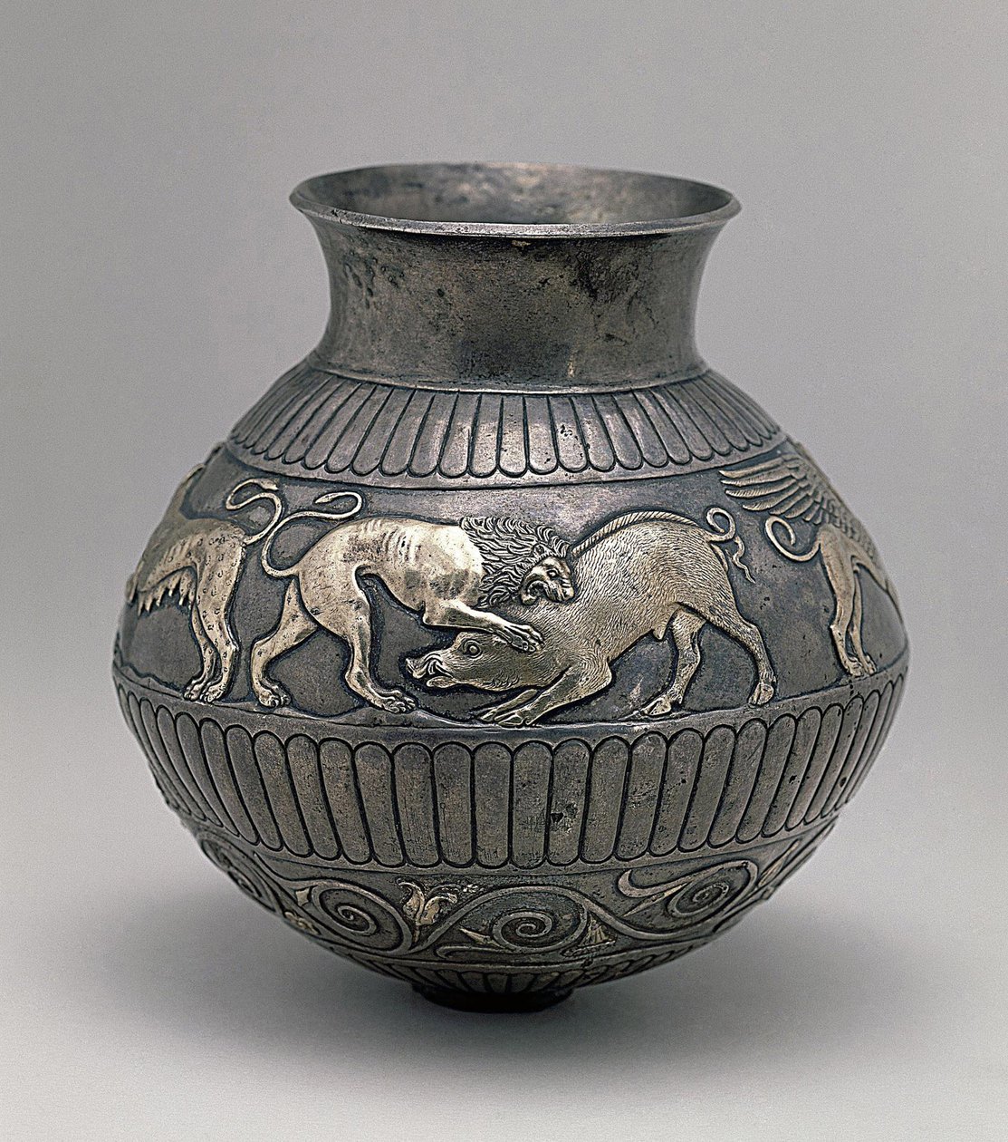Skytisk kunst: sølvvase fra det 4. århundre f.Kr. dekorert med en frise som representerer en løve som angriper en villsvin State Hermitage, St. Petersburg av Scythian