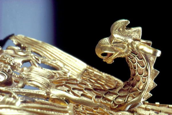 Detalj av et pannebånd med en Griffin som holder en geit (gull) av Scythian