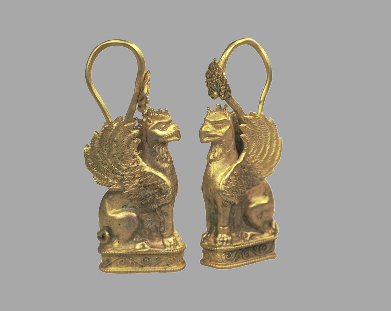Øredobber i form av Griffin, 5. århundre. f.Kr av Scythian