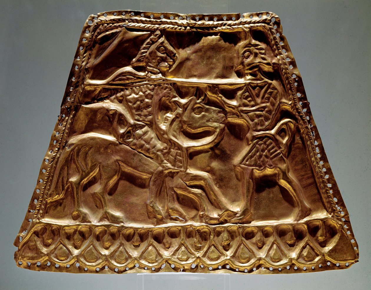 Gyldent ark som viser en rytter som angriper en kriger med et spyd (skytisk kunst, 5.-3. århundre f.Kr.) av Scythian