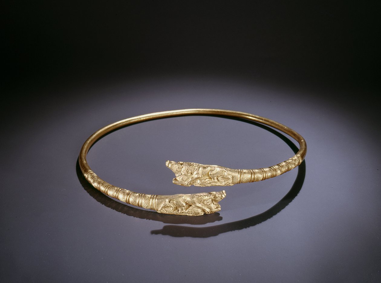 Dreiemoment med løver som angriper villsvin i endene (gull) av Scythian