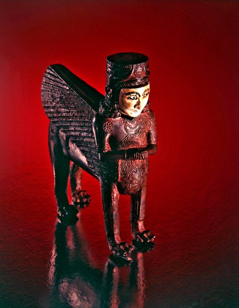 Bevinget løve med kvinnelig overkropp, figur fra en trone (bronse og innlagt stein) av Scythian