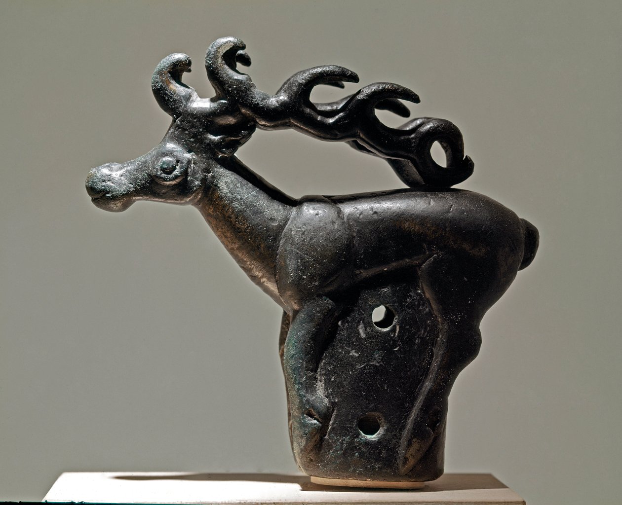 Art Scythe (Scythic Civilization eller Scythia): zoomorfisk deksel som representerer en hjort. Bronsegjenstand fra det 6. - 2. århundre f.Kr. St. Petersburg, Eremitagemuseet av Scythian Scythian