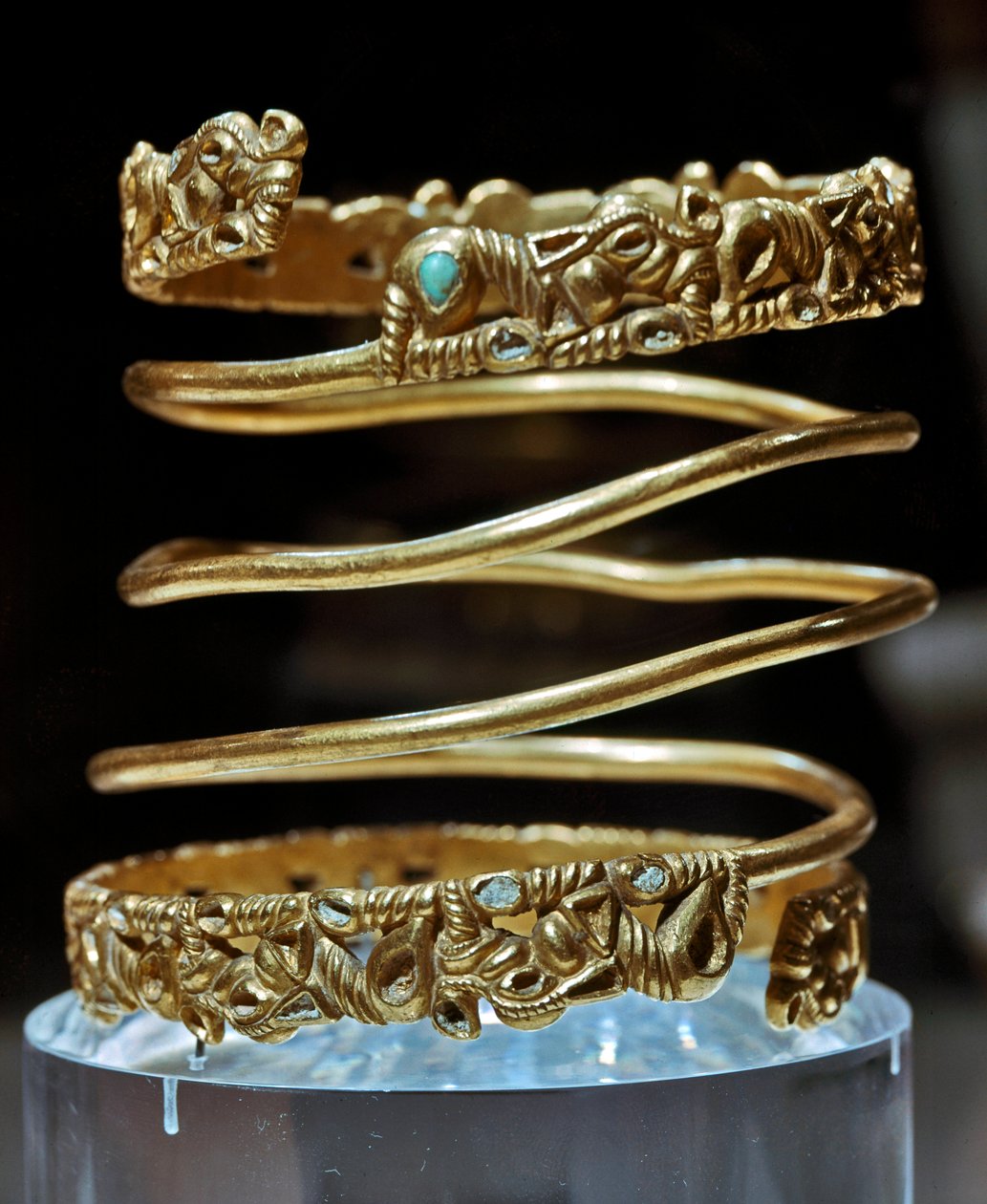 Art Scythian (skytisk eller skytisk sivilisasjon): gull og turkis armbånd av Sarmate-stammen, 2. århundre f.Kr. - 3. århundre e.Kr. St. Petersburg, Eremitagemuseet av Scythian Scythian