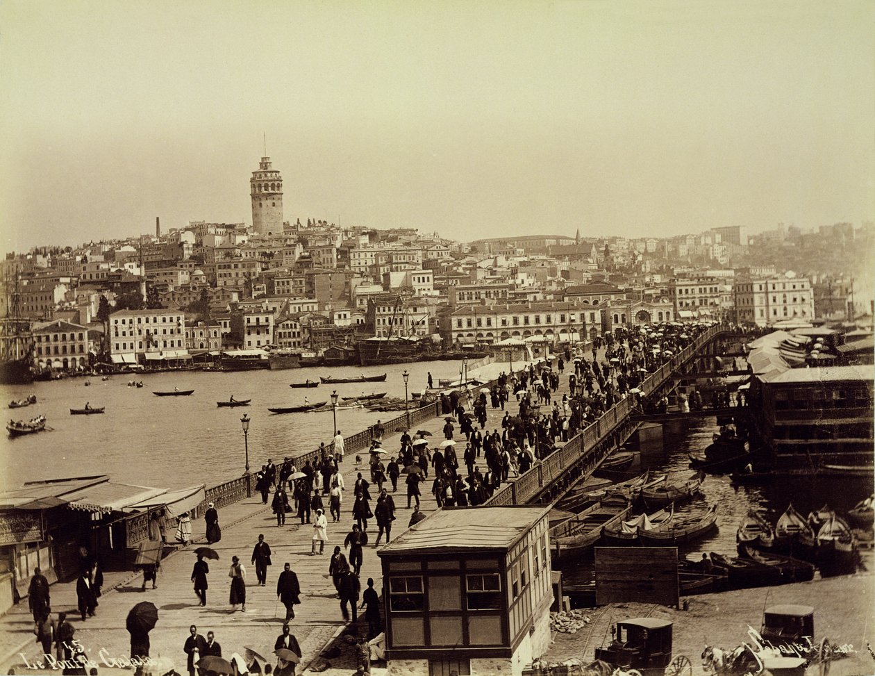 Galata-broen over Det gylne horn, Istanbul, ca. 1890 (s/hvitt-bilde) av Sebah and Joaillier