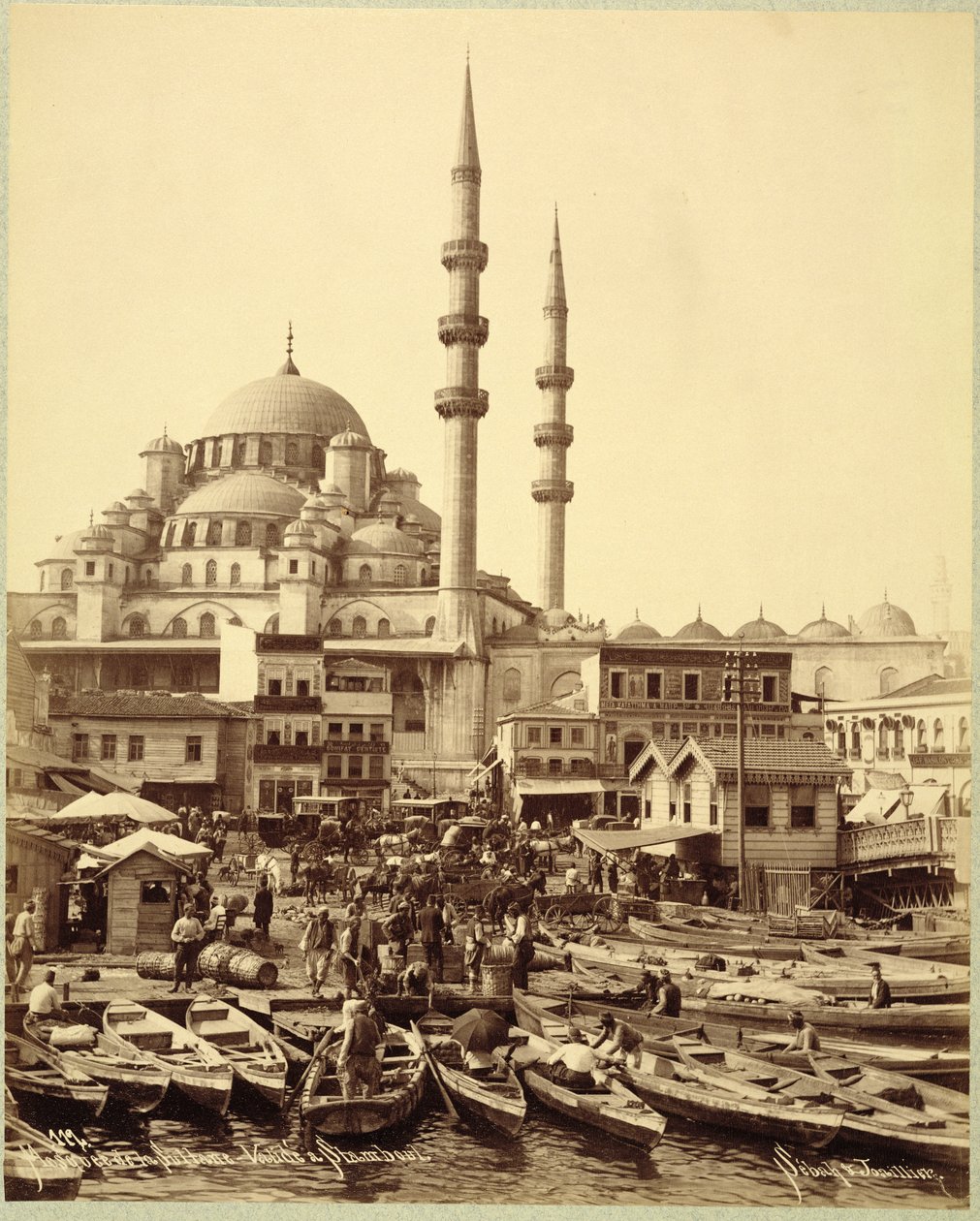 Santa Sophia-moskeen og fiskebåter ved bredden av Bosporos, Istanbul, ca. 1890 (s/hvitt-bilde) av Sebah and Joaillier