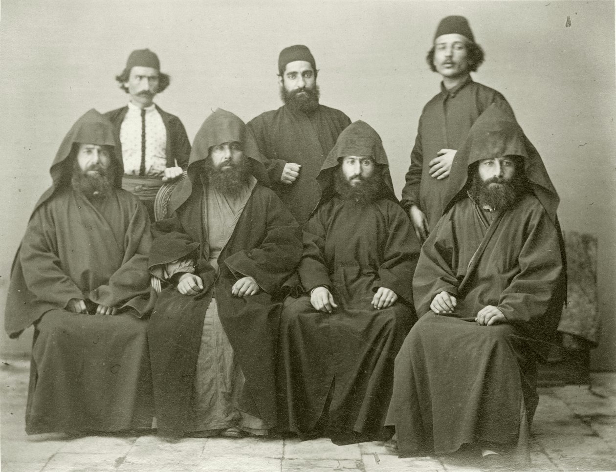 Gruppe på 4 armenske prester og 3 andre på gårdsplassen på Mediterranean Hotel, Jerusalem, 1867 av Sergeant Henry Phillips