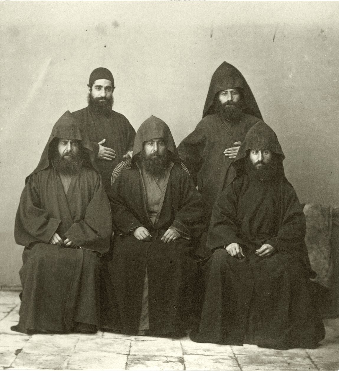 Gruppe på 5 armenske prester på gårdsplassen til Mediterranean Hotel, Jerusalem, 1867 av Sergeant Henry Phillips