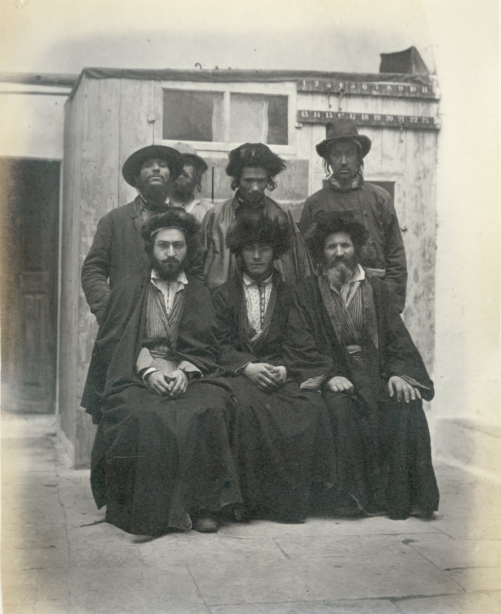 Gruppe på 7 polske jøder på gårdsplassen til Mediterranean Hotel, Jerusalem, 1867 av Sergeant Henry Phillips