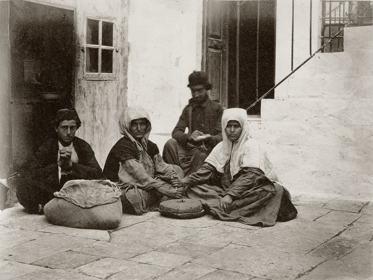 Kvinner maler mel med runde kvernsteiner i en gårdsplass til et hus i Jerusalem, 1867 av Sergeant Henry Phillips
