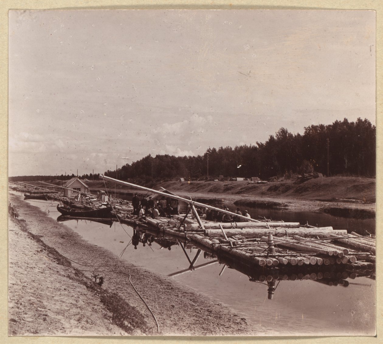 Log rafts, Volga-Baltic Waterway, Russia av Sergei Mikhailovich Prokudin Gorskii
