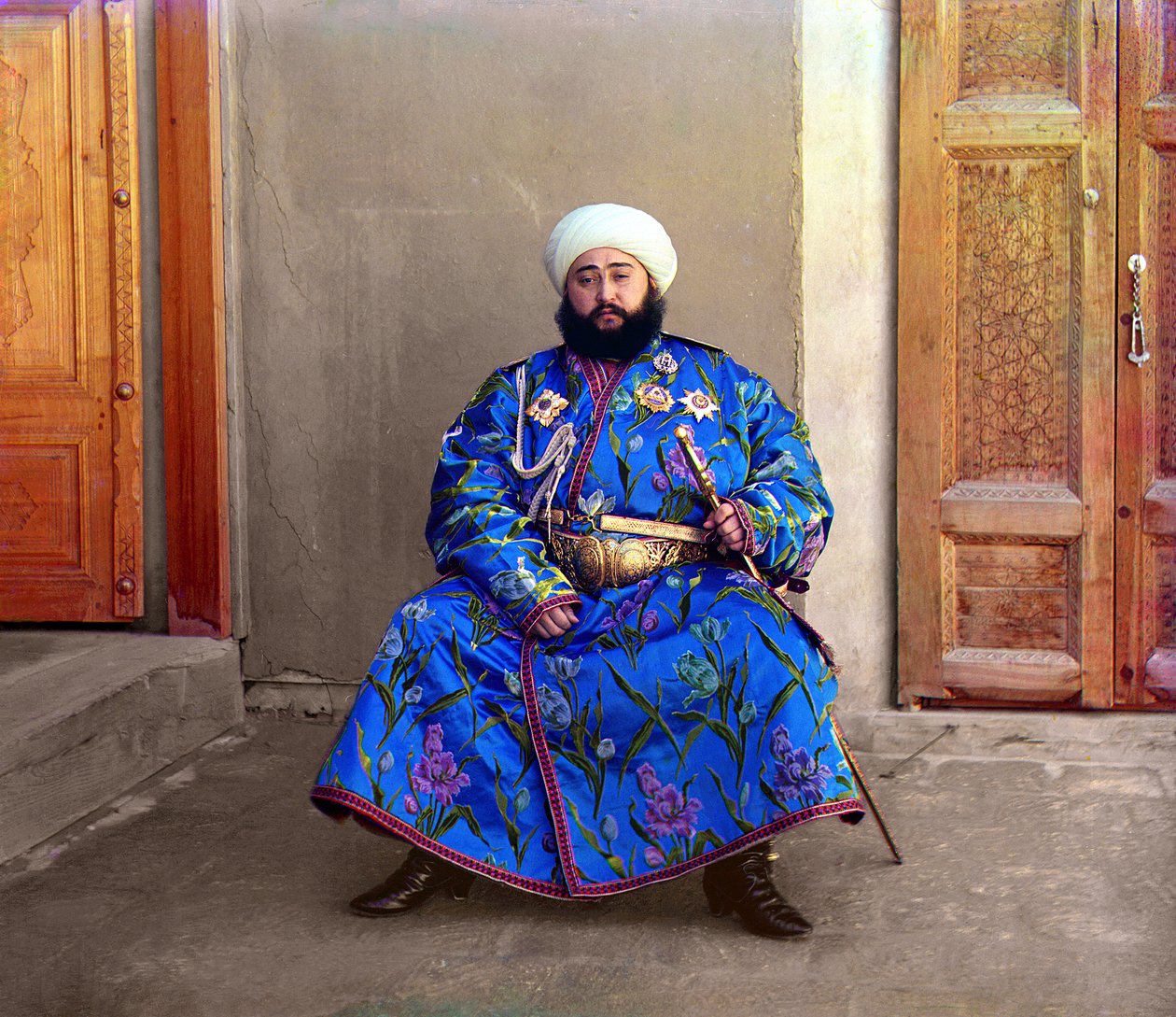 Alim Khan, Emir av Bukhara, sittende med sverd, Bukhara, det russiske imperiet, mellom 1905 og 1915 av Sergey Prokudin Gorsky