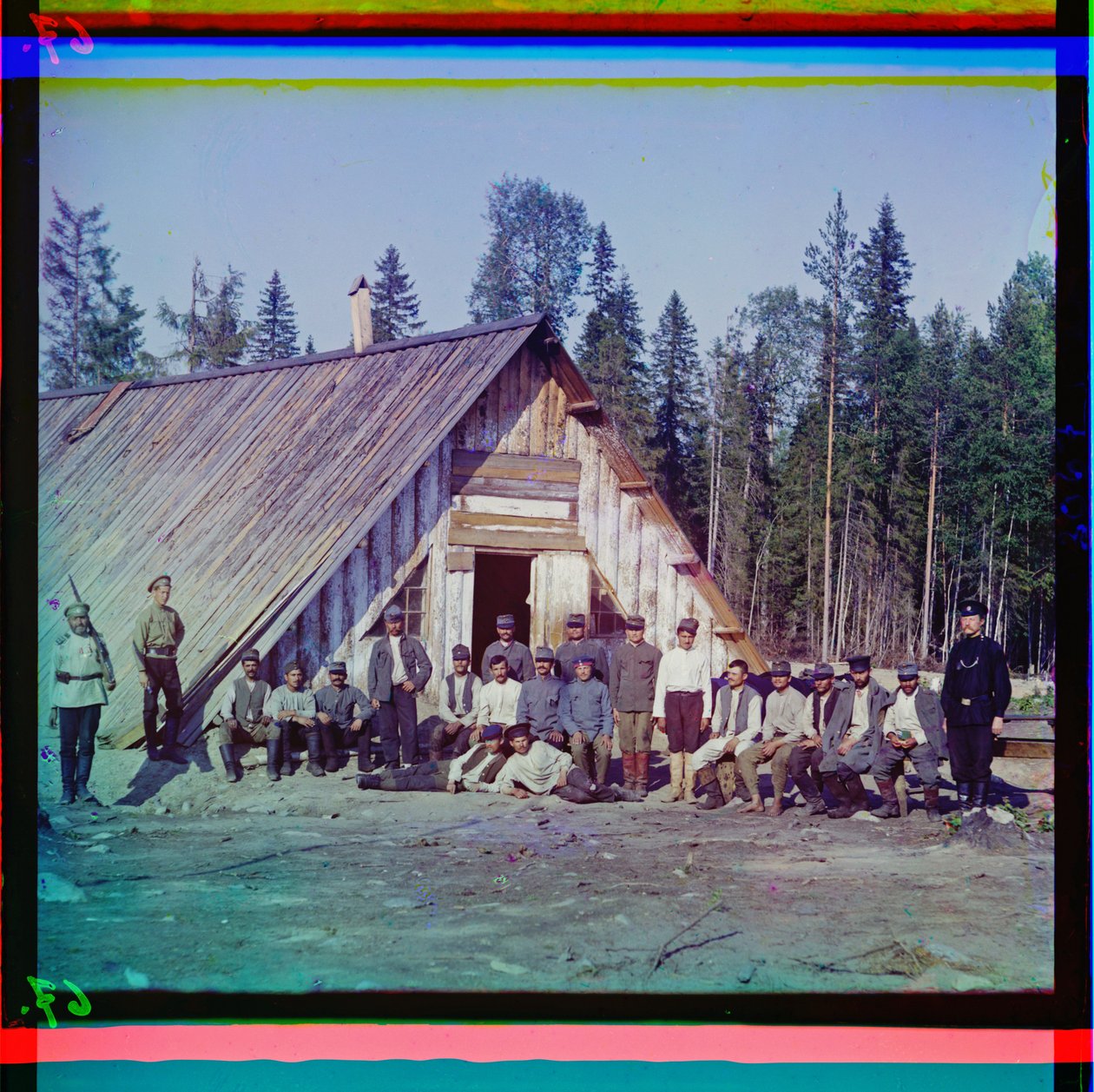 Østerrikske krigsfanger foran brakkene deres i Karelen etter den mislykkede vinteroffensiven, Russland, 1915 av Sergey Prokudin Gorsky