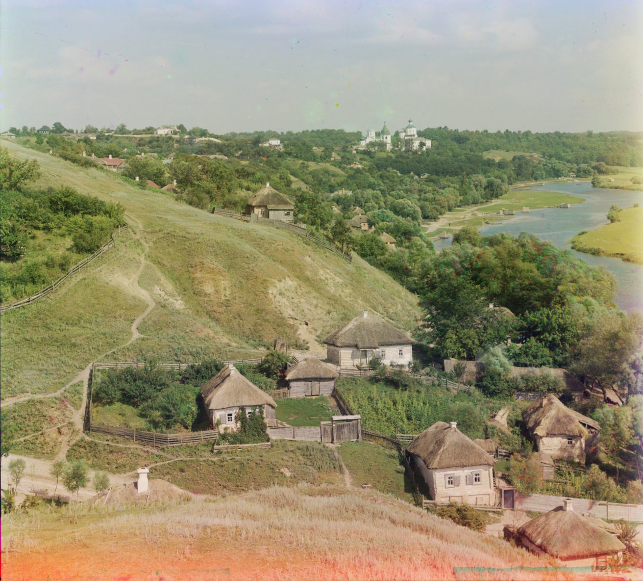 Putivl, Ukraina ved elven Swim, med Molchanskiy-klosteret i det fjerne, 1905-1915 av Sergey Prokudin Gorsky