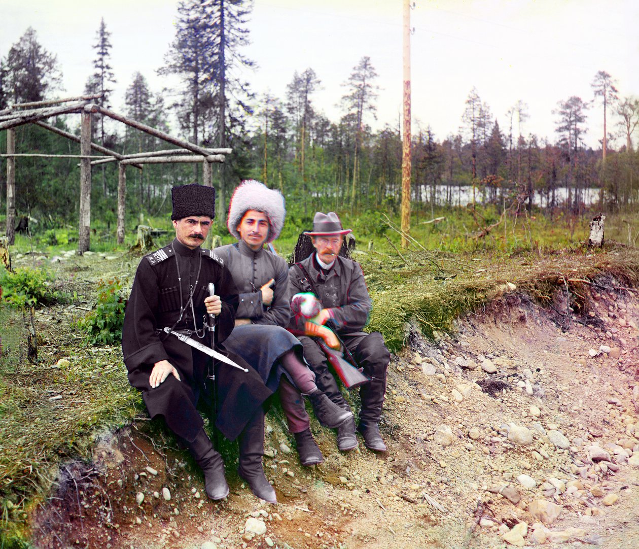 Fotografen Sergey Mikhailovich Prokudin-Gorsky og to menn i Cossak-kjole, Murmansk Railway, Russian Empire 1915 av Sergey Prokudin Gorsky