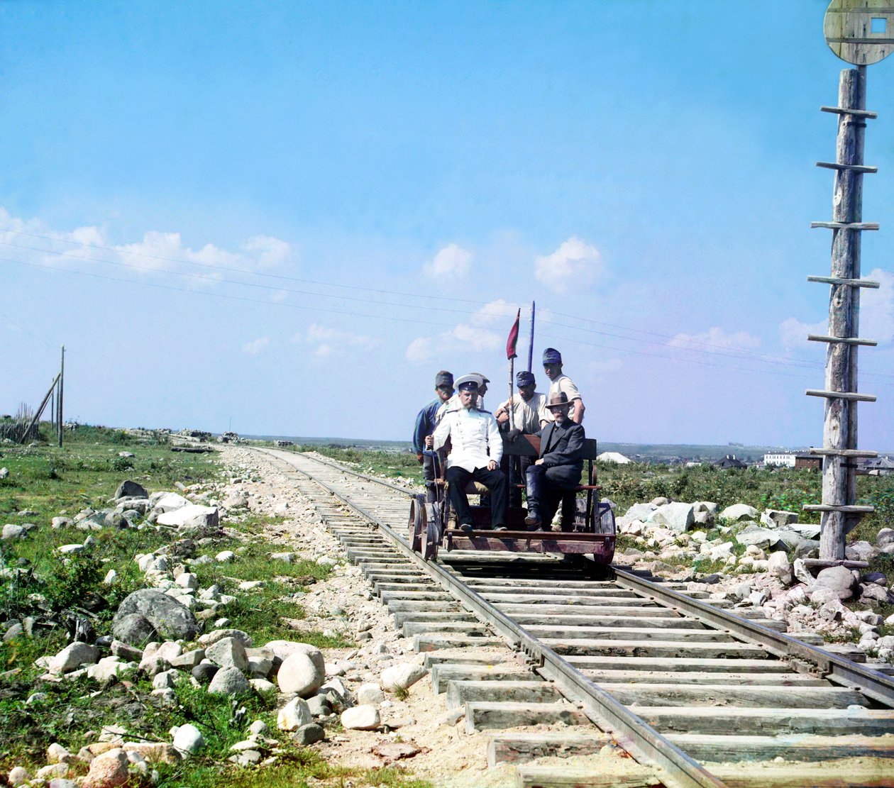 Fotografen Sergey Prokudin-Gorsky, en tjenestemann og fire jernbanearbeidere som kjører på en jernbanevogn utenfor Petrozavodsk på Murmansk-jernbanen, det russiske imperiet, 1915 av Sergey Prokudin Gorsky