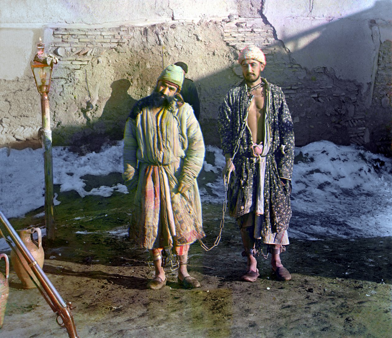 To fanger i lenker og en vakt bak dem, det russiske imperiet, mellom 1905 og 1915 av Sergey Prokudin Gorsky