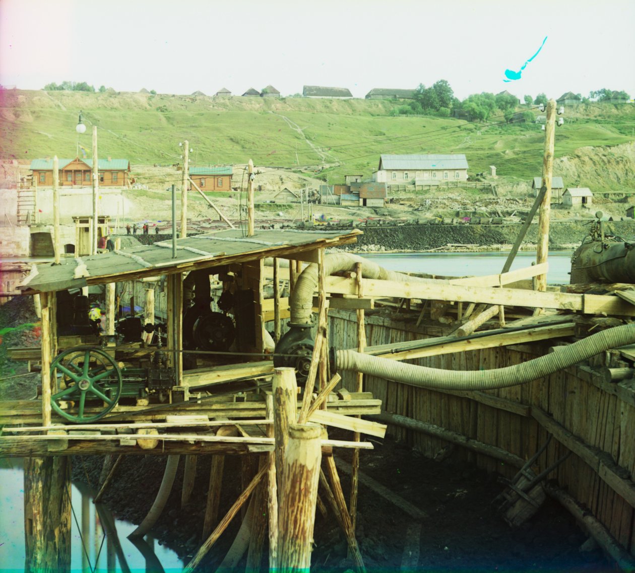 Vannpumper ved Kuzminskoe ved Oka-elven under bygging av en demning og sluse, 1905-1915 av Sergey Prokudin Gorsky