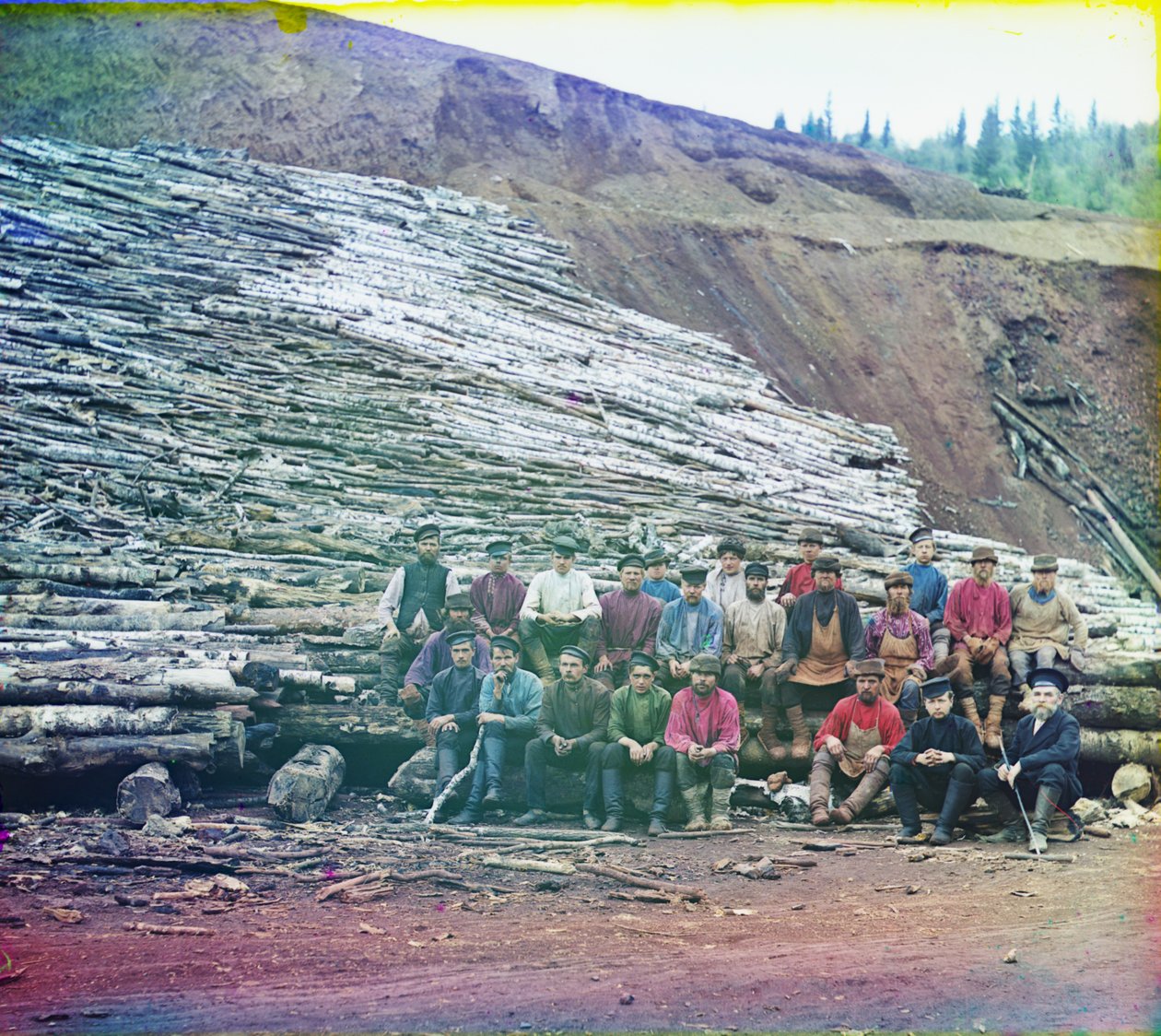 Arbeidere forbereder tømmerstokker for smelting av jernmalm, 1905-1915 av Sergey Prokudin Gorsky