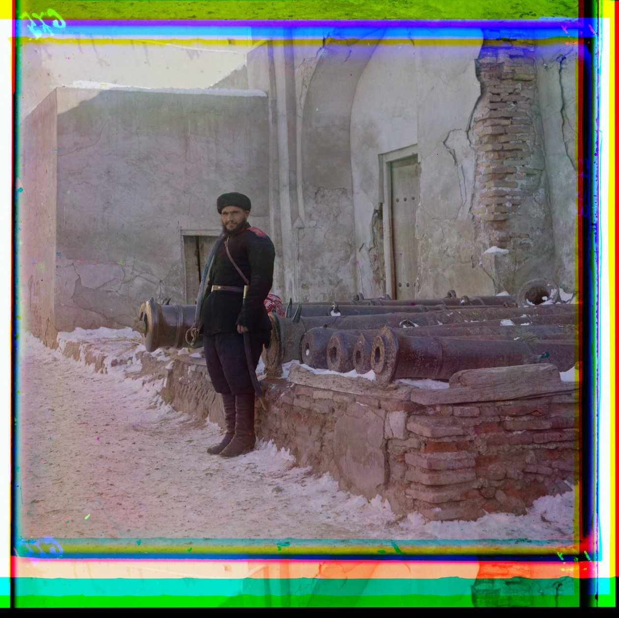 En russisk soldat står vakt ved et palass ved siden av gamle kanoner i Bukhara, 1915 av Sergey Prokudin Gorsky