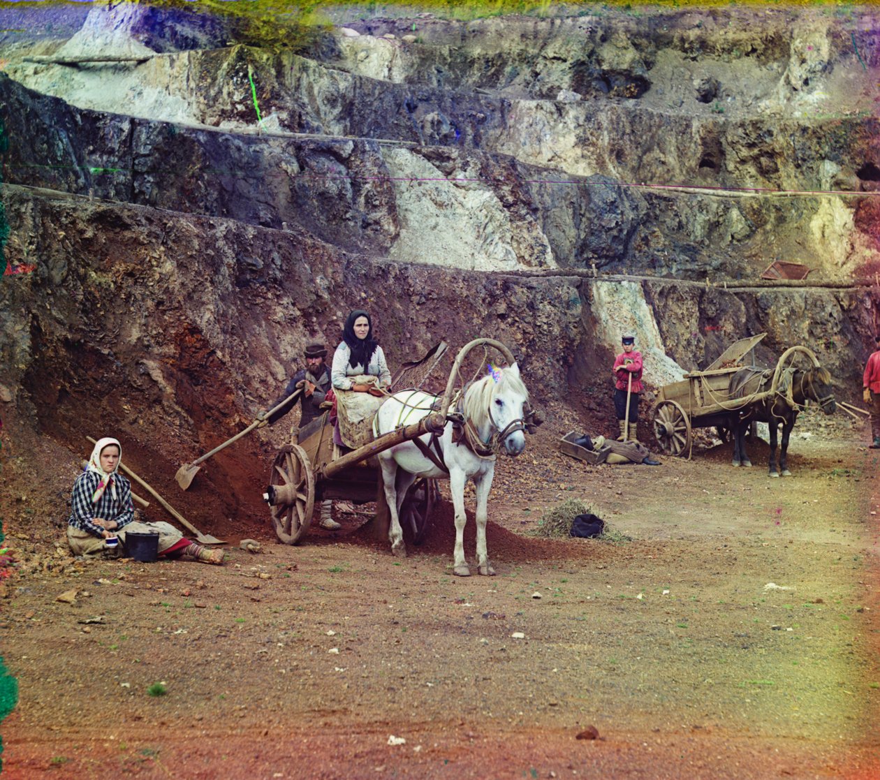 En familie, med spader og hestevogner, arbeider ved jerngruvene i Bakaly-åsene, 1905-1915 av Sergey Prokudin Gorsky