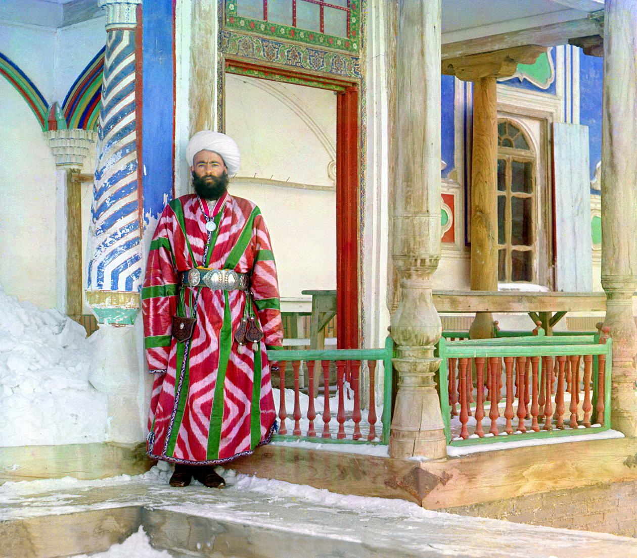 Bukhara-byråkrat foran en bygning, det russiske imperiet, mellom 1905-15 av Sergey Prokudin Gorsky