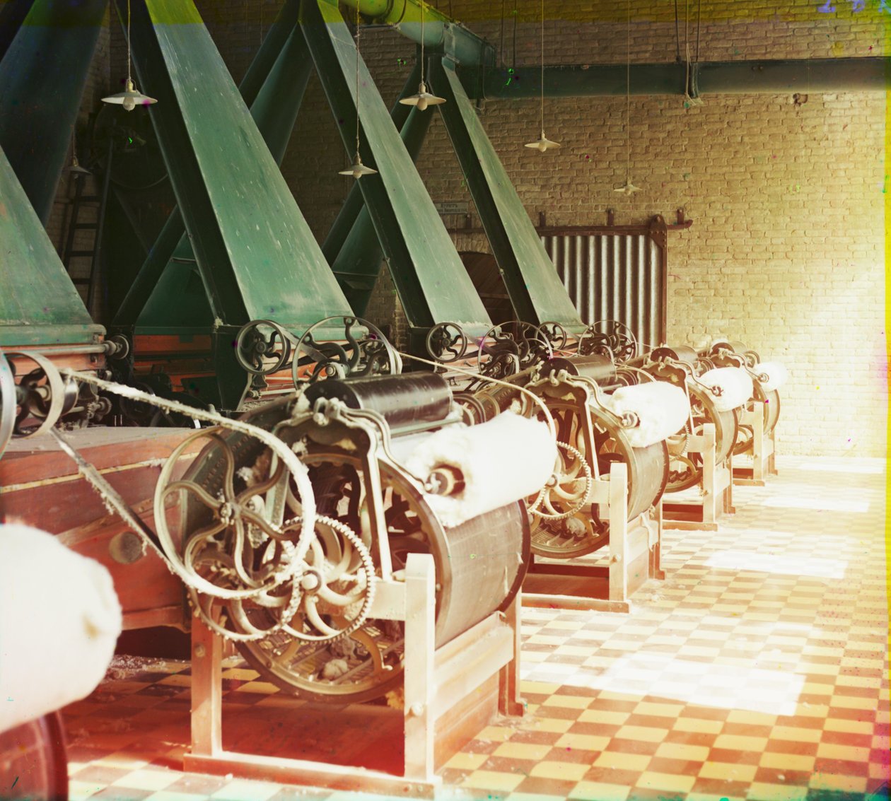 Bomullstekstilfabrikk interiør med maskiner som produserer bomullstråd, sannsynligvis i Tasjkent, 1905-1915 av Sergey Prokudin Gorsky