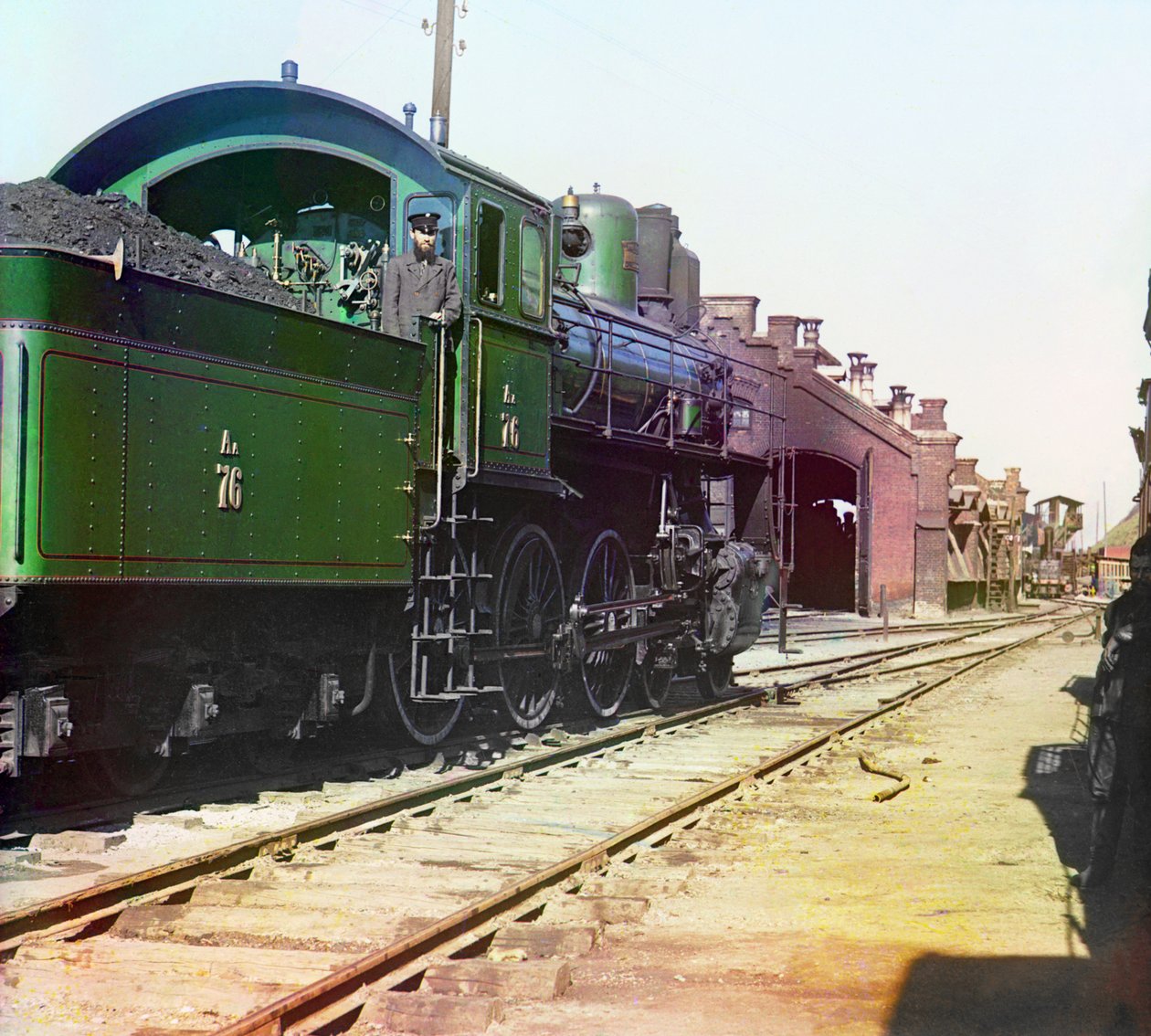 Lokomotiv og kullvogn på et jernbanegård, det russiske imperiet, mellom 1905 og 1915 av Sergey Prokudin Gorsky