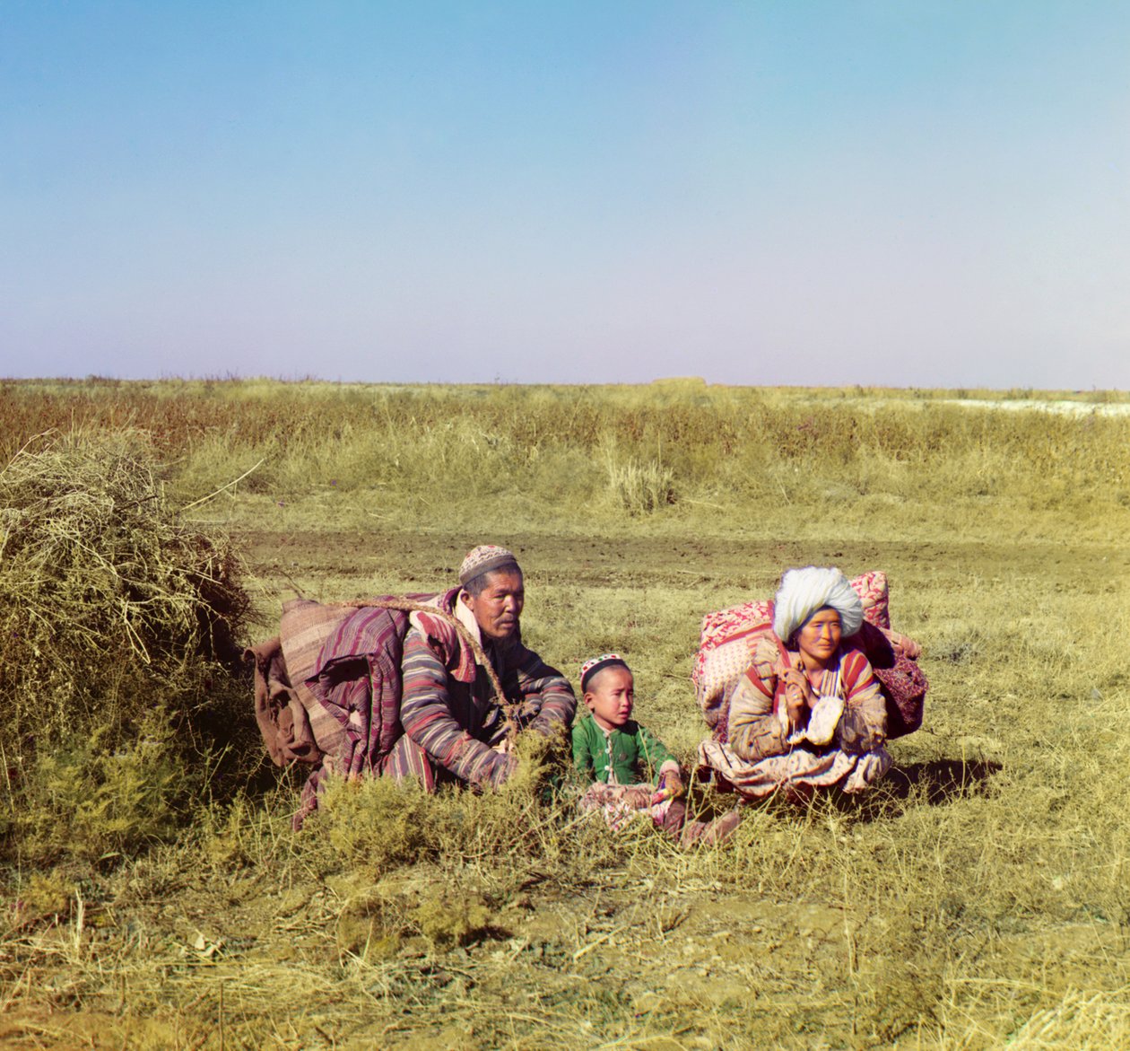Nomadisk kirghiz: en mann, kvinne og et barn i Golodnaia-steppen, det russiske imperiet, mellom 1905 og 1915 av Sergey Prokudin Gorsky