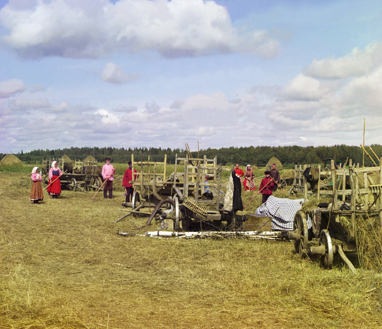 Bønder som lager høy, nær hviletid, det russiske imperiet, 1909 av Sergey Prokudin Gorsky