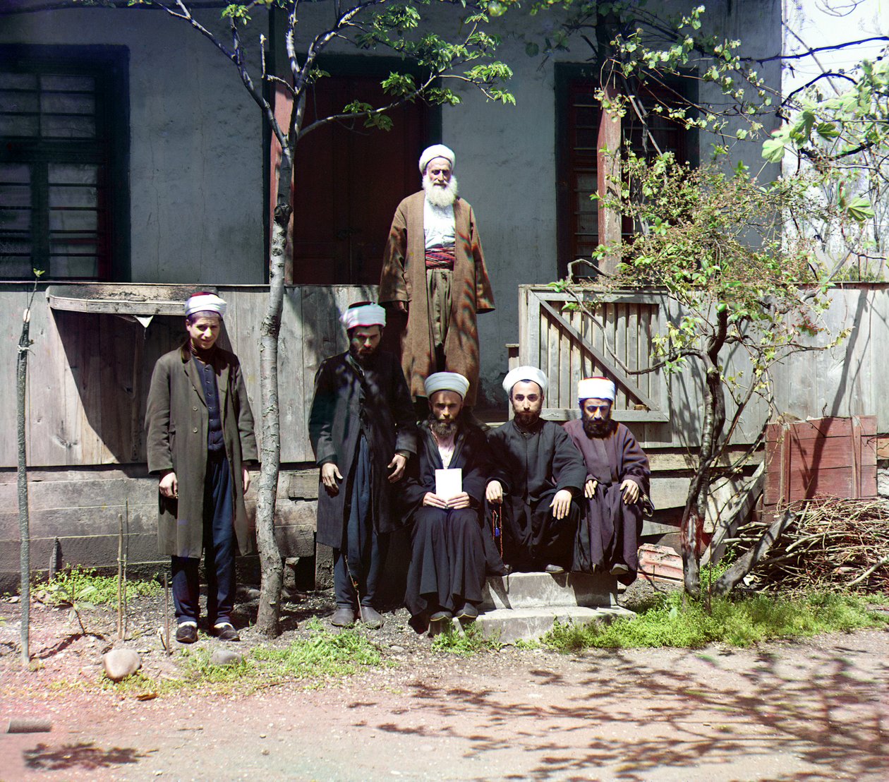 Seks menn foran et hus, Kaukasus og Svartehavsområdet, det russiske imperiet, mellom 1905 og 1915 av Sergey Prokudin Gorsky