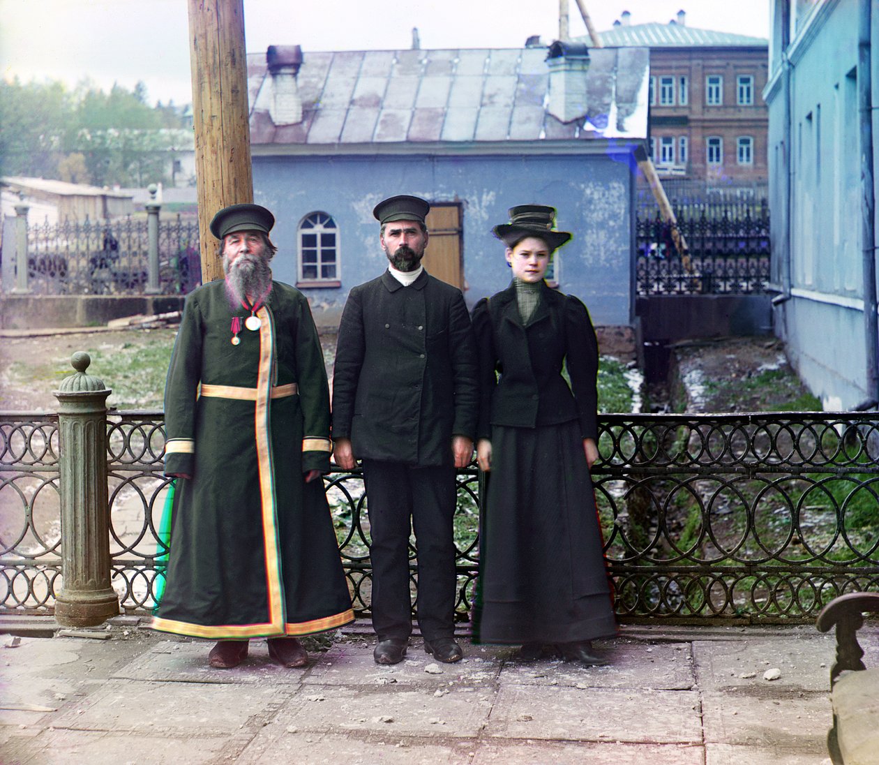 Tre generasjoner: A.P. Kalganov med sønn og barnebarn poserte utendørs på Zlatoust våpenfabrikk; de to siste arbeider i butikkene til anlegget, Russian Empire, 1910 av Sergey Prokudin Gorsky