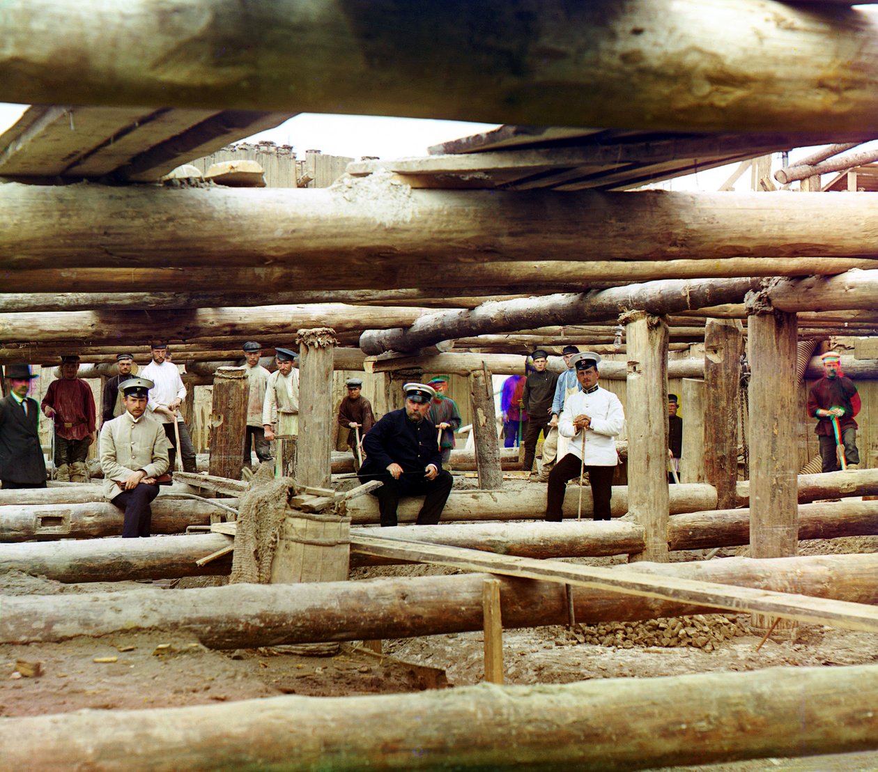 Arbeidere og veiledere poserer for fotografering midt forberedelser for å helle sement for slusdamfundament over Oka-elven, nær Beloomut, det russiske imperiet, 1912 av Sergey Prokudin Gorsky