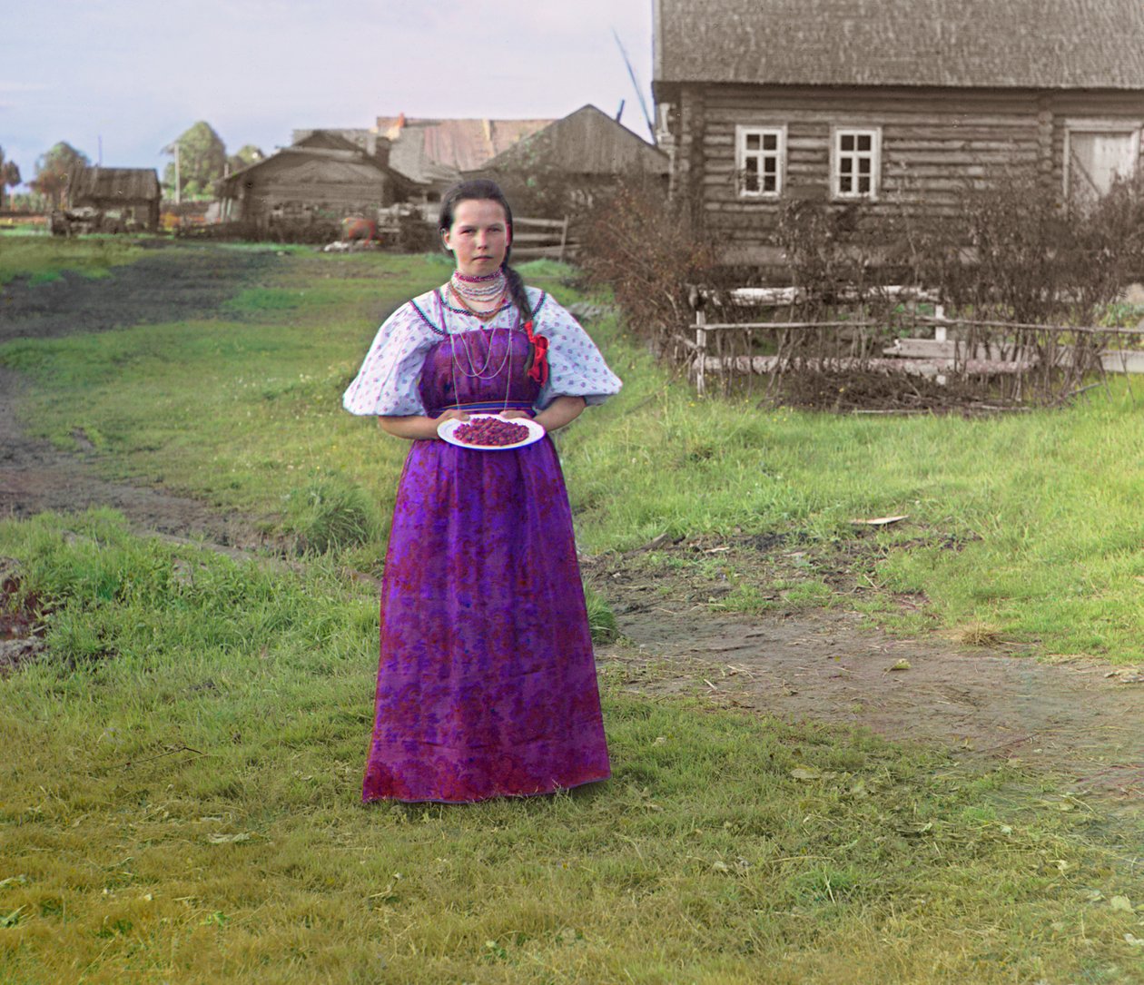 Jente med jordbær på en tallerken, Russian Empire, fra 