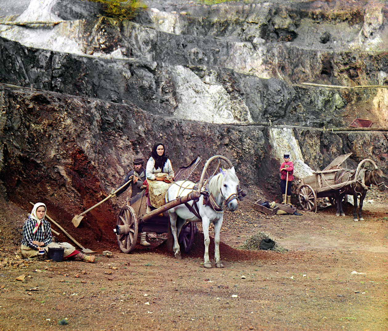 Arbeid ved Bakalskii-gruven: en familie, med spader og hestevogner, som jobber ved jerngruvene i Bakaly-åsene, Uralfjellene, det russiske imperiet, 1910 av Sergey Prokudin Gorsky