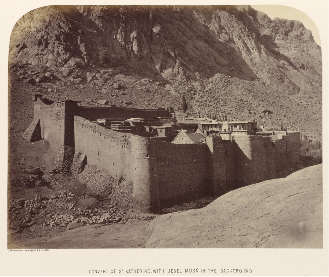 Klosteret St. Katherine, med Jebel Músá i bakgrunnen av Sgt. James M. McDonald