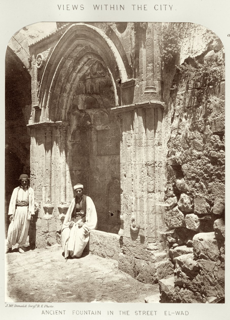 Utsikt i byen: Gammel fontene i gaten El-Wad, ca. 1864-65 av Sgt. James M. McDonald