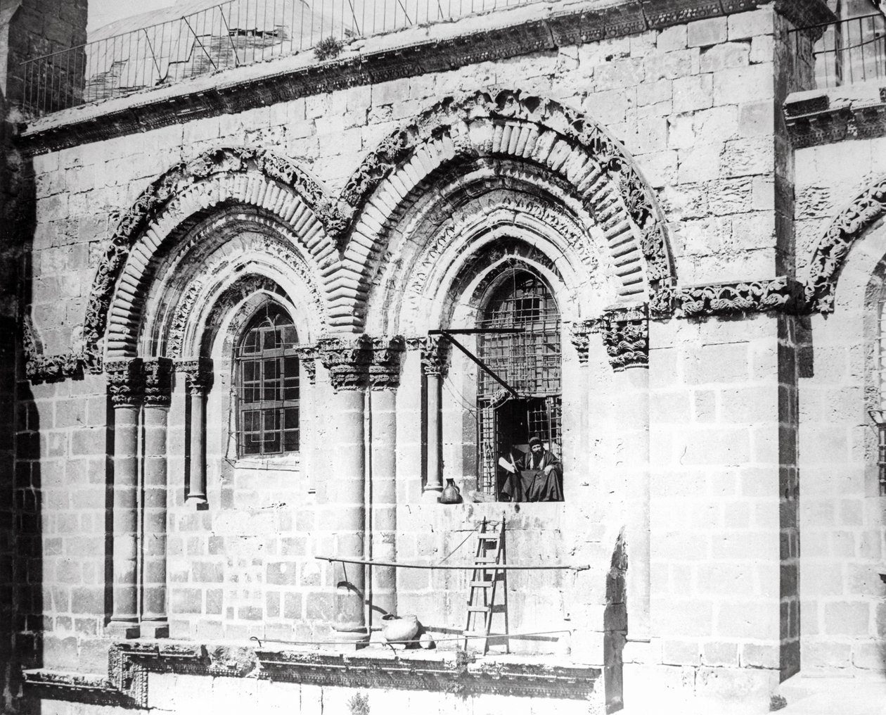 Vindu i sørsiden av Den hellige gravs kirke, 1865 av Sgt. James M. McDonald