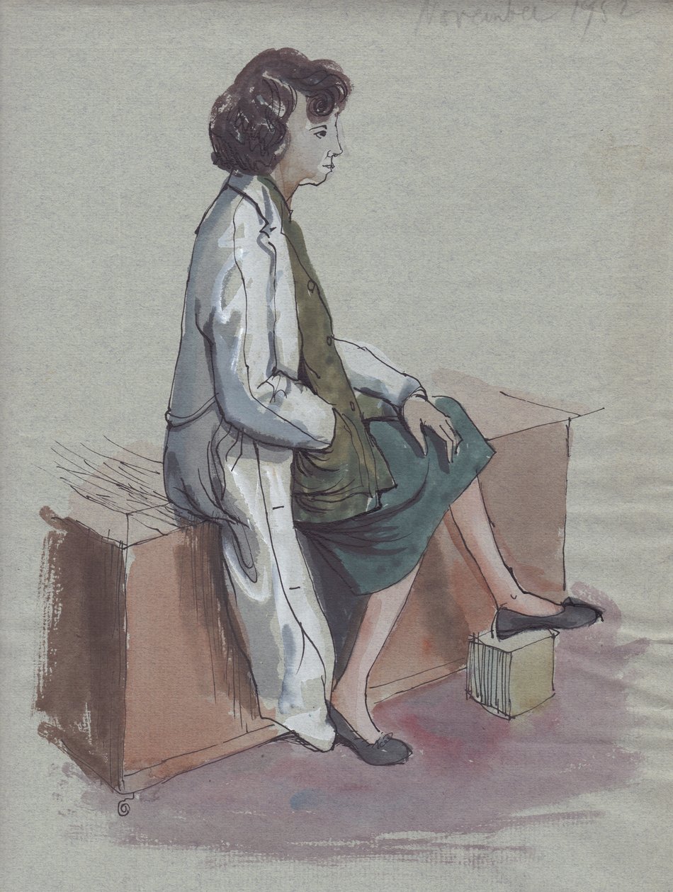 Sittende kvinne i hvit frakk, 1952. av Shirley Markham