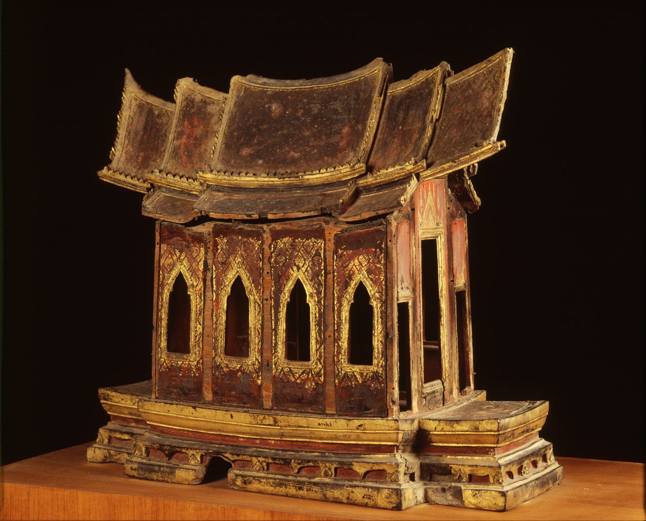 Modell av et tempel fra Ayutthaya-perioden (forgylt tre) av Siamese School