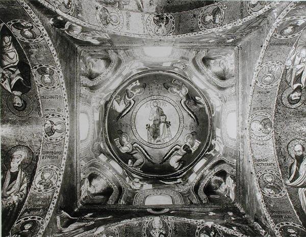Detalj av kuppelen med Kristuspantokratoren i midten (mosaikk) (s/hv-bilde) av Sicilian School