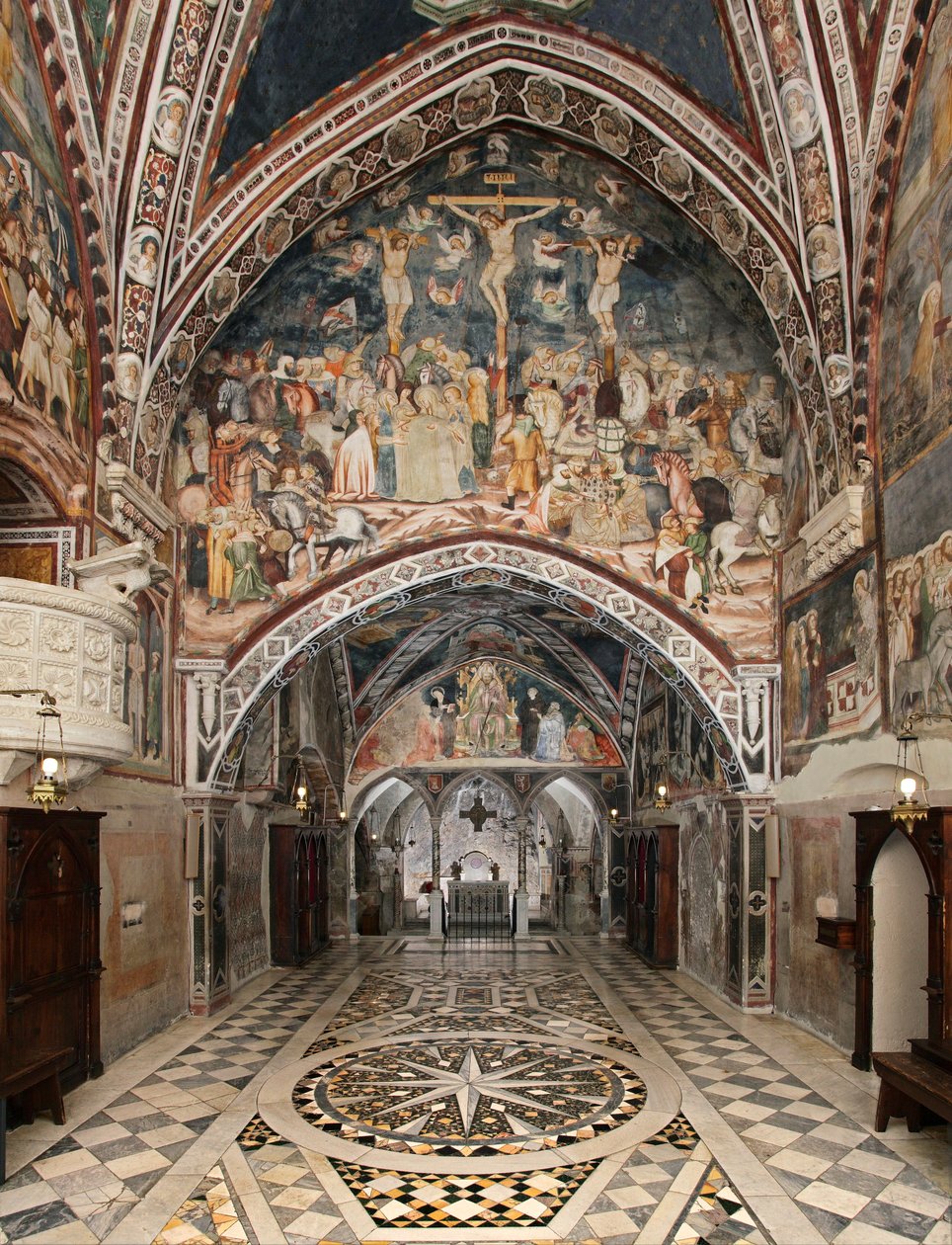 Utsikt over det øvre kapellet dekket med fresker fra skolen i Siena (1300-tallet) klosteret St. Benedetto (Sacro Speco), Subiaco (Roma), Italia av Sienese School
